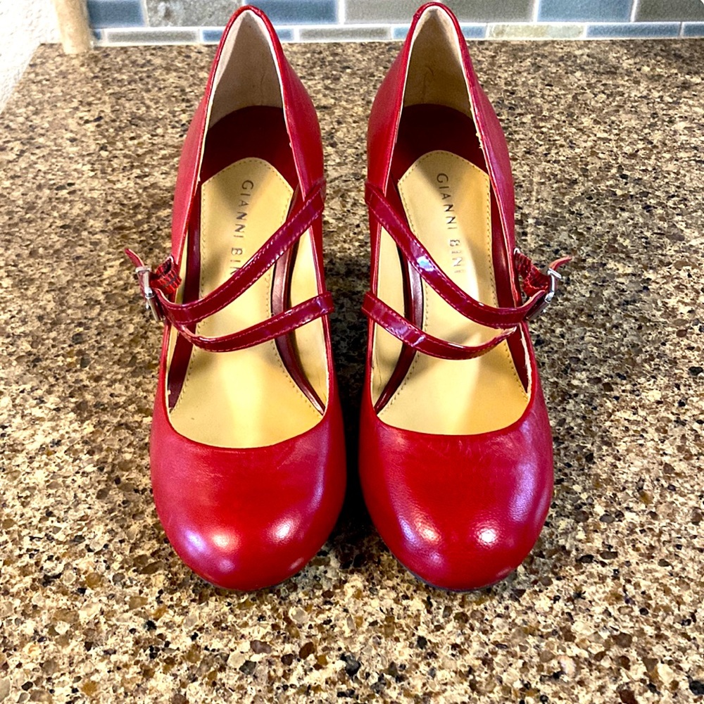 Red Gianni Bini heels. Size 8.5